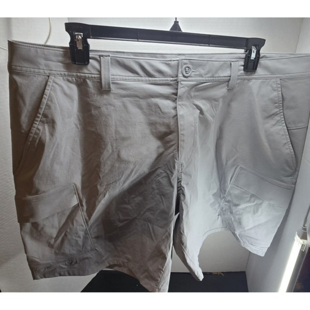 NWT Under Armour Men's‎ Gray Shorts Size 42 Dry Fit